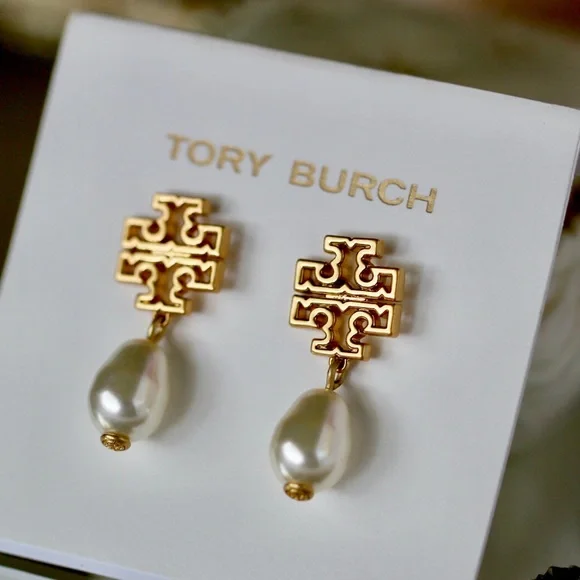 TORY BURCH★マットゴールド ★ BRITTEN ☆ ロゴドロップピアス TORY BURCH☆マットゴールド ☆ BRITTEN ☆ ロゴドロップピアス